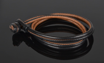 Armbånd i sort og brun cognac farvet kalveskind. 4 omgange med knude. Tykkelse 3,5 mm.